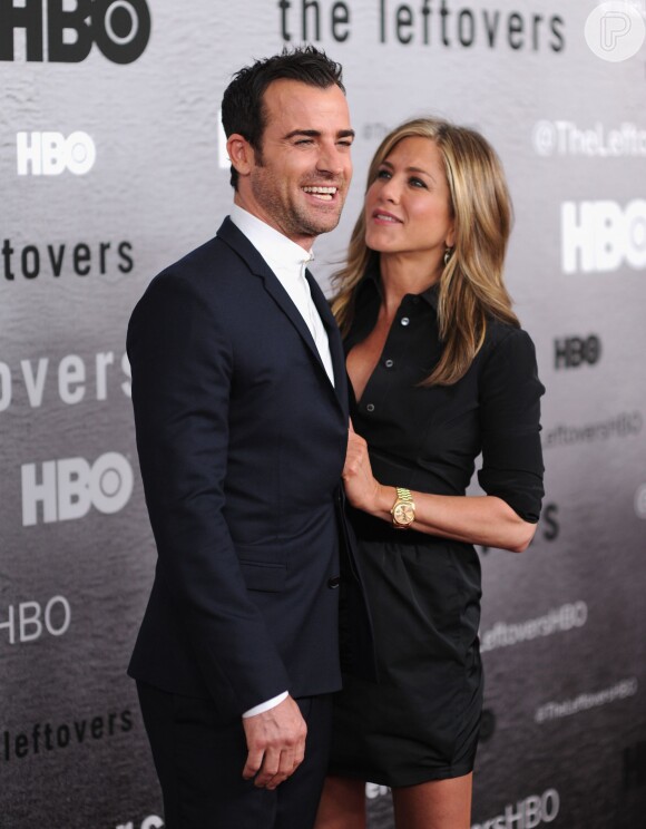 Jennifer Aniston apareceu deslumbrante, ao lado do noivo Justin Theroux, na première da série da HBO 'The Leftovers', em Nova Yorkt, nos Estados Unidos, nesta segunda feira 23 de junho de 2014