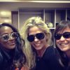 Adriane Galisteu embarca com a produtora Amanda Gomes e a modelo Patrícia Dejesus para Angola