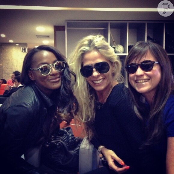 Adriane Galisteu embarca com a produtora Amanda Gomes e a modelo Patrícia Dejesus para Angola