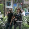 Alinne Moraes foi fotografada ao lado do marido, Mauro Lima, e com o filho no colo durante um passeio pelo Leblon, na segunda-feira, 23 de junho de 2014