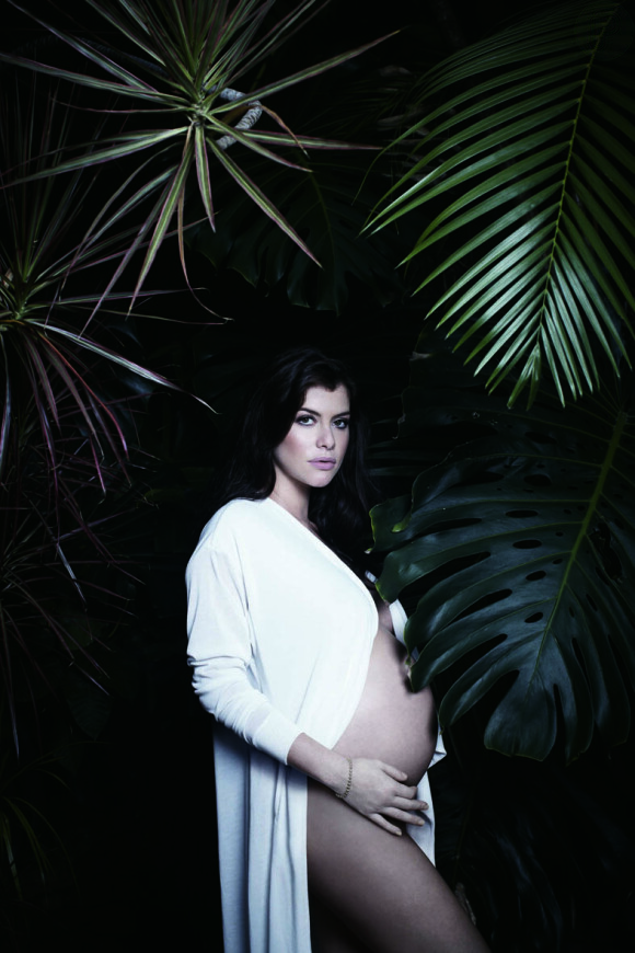 Aos nove meses de gravidez, Alinne Moraes posou para a capa da revista 'RG' exibindo o seu barrigão