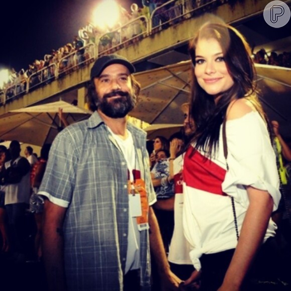 Alinne Moraes curtiu um dos camarotes da Marquês de Sapucaí ao lado do cineasta Mauro Lima, no Carnaval