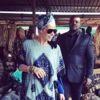 Adriane Galisteu usa turbante durante viagem para Angola: 'Amando'