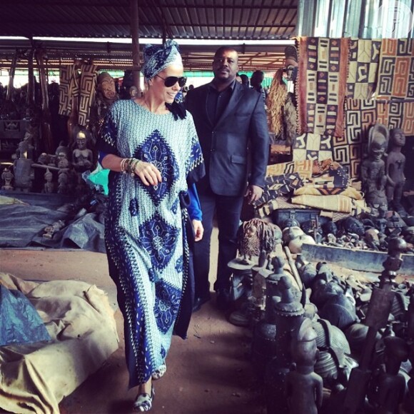 Adriane Galisteu viaja para Angola e conhece a cultura da região (26 de junho de 2014)