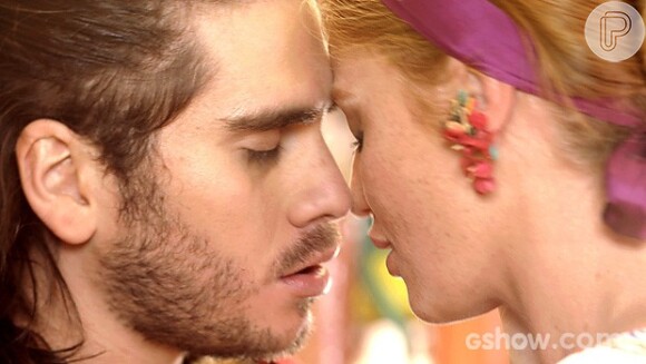 Milita (Cintia Dicker) beija Viramundo (Gabriel Sater), em 'Meu Pedacinho de Chão', em 1º de julho de 2014