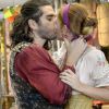 Apaixonada, Milita (Cintia Dicker) dá um beijão em Viramundo (Gabriel Sater), em cena de 'Meu Pedacinho de Chão'