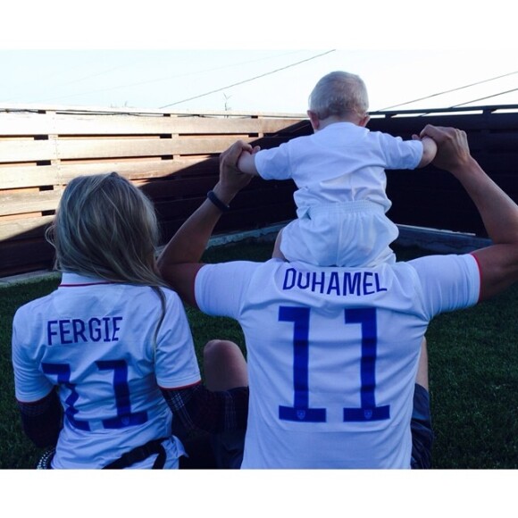 Com a classificação dos Estados Unidos para disputar as oitavas de final na Copa do Mundo 2014, Fergie e Josh Duhamel posaram ao lado do filho, Axl Jack, de 9 meses, com camisas customizadas