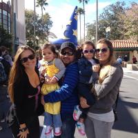 Luciano Camargo e a mulher, Flávia, levam as filhas gêmeas para a Disney