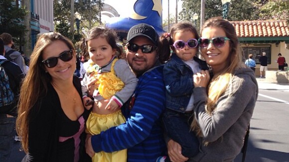 Luciano Camargo e a mulher, Flávia, levam as filhas gêmeas para a Disney