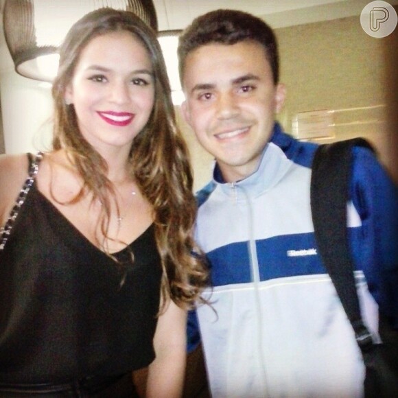 Fã tira foto com Bruna Marquezine na porta do hotel em que a atriz está hospedada em Belo Horizonte, em Minas Gerais, onde vai assistir ao jogo do Brasil