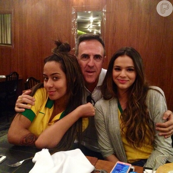 Bruna Marquezine posa ao lado de sua cunhada, Rafaella, e de Wagner Ribeiro, empresário de Neymar