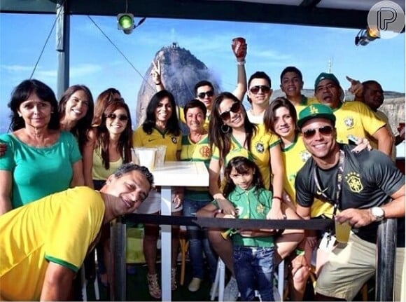 Anitta assistiu ao jogo do Brasil contra o Chile ao lado de sua família