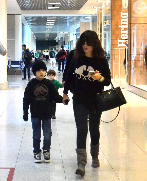 Vanessa Giácomo embarca com os filhos Raul e Moisés em aeroporto do Rio