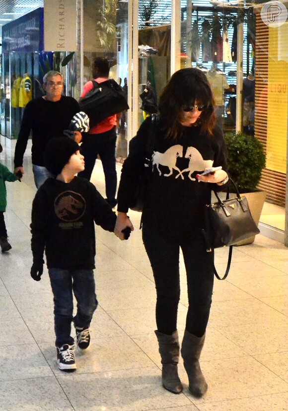 Vanessa Giácomo embarca com os filhos Raul e Moisés em aeroporto do Rio