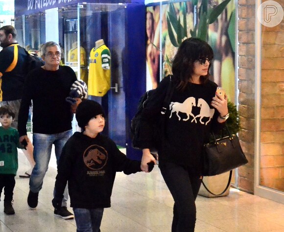Vanessa Giácomo embarca com os filhos Raul e Moisés em aeroporto do Rio