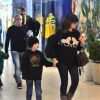 Vanessa Giácomo embarca com os filhos Raul e Moisés em aeroporto do Rio