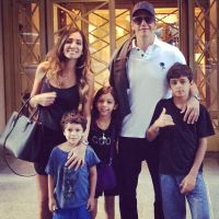 Márcio Garcia curte férias com a mulher, Andrea Santa Rosa, e os 4 filhos em NY