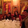 Márcio Garcia e Andrea Santa Rosa em um restaurante com os três filhos mais velhos
