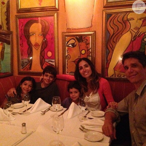 Márcio Garcia e Andrea Santa Rosa em um restaurante com os três filhos mais velhos