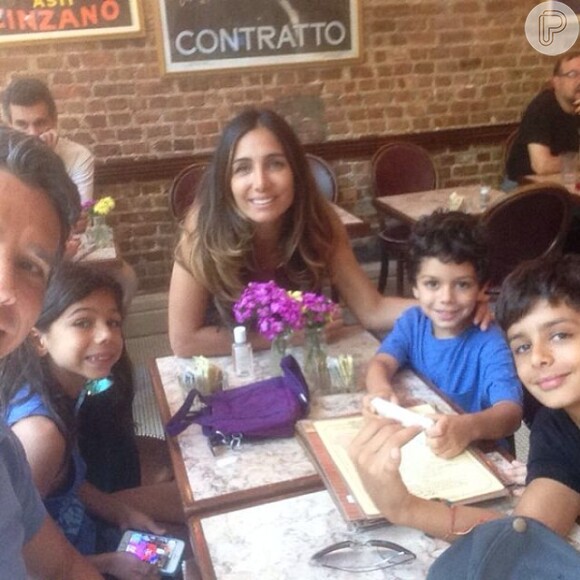 Márcio Garcia e Andrea Santa Rosa tomando café da manhã com os filhos