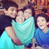 'Muito amor pra uma mãe só!', comemorou Andrea Santa Rosa, abraçada aos filhos