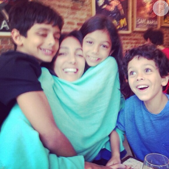 'Muito amor pra uma mãe só!', comemorou Andrea Santa Rosa, abraçada aos filhos