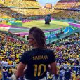 Mariana Rios esteve presente na abertura da Copa do Mundo e usou uma camisa customizada com seu nome