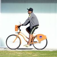 Neymar anda de bicicleta pela Granja antes de treino da Seleção Brasileira