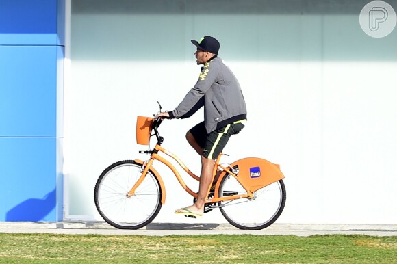 Neymar anda de bicicleta pela Granja Comary, em Teresópolis, na Região Serrana do Rio, em 1 de julho de 2014