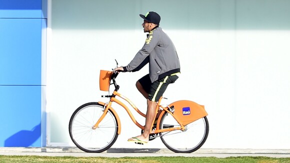 Neymar anda de bicicleta pela Granja antes de treino da Seleção Brasileira