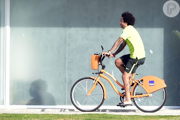 Marcelo anda de bicicleta pela Granja Comary, em Teresópolis, na Região Serrana do Rio, em 1 de julho de 2014
