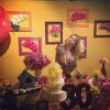 Fernanda Souza posa diante do seu bolo de aniversário assinado pela La Vie Confeitaria