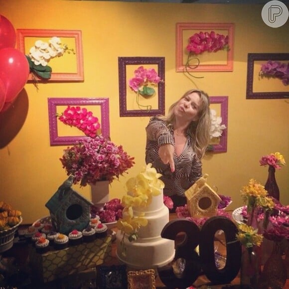 Fernanda Souza posa diante do seu bolo de aniversário assinado pela La Vie Confeitaria