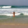 Deborah Secco exibe boa forma em dia de praia no Rio de Janeiro