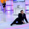 Silvio Santos caiu enquanto conversava com o vencedor da Tele Sena por telefone no programa que foi exibido no último domingo, 29 de junho de 2014