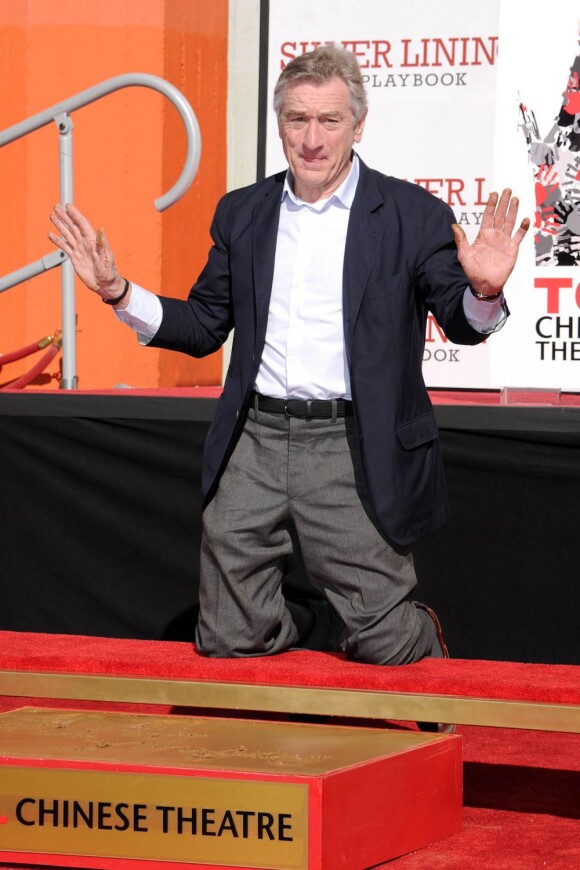 Robert De Niro mostra as mãos, que foram marcadas no Chinese Theatre em Hollywood como forma de homenagem