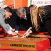 Robert De Niro marca as mãos no cimento fresco em frente ao Chinese Theatre