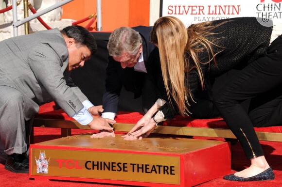 Robert De Niro marca as mãos no cimento fresco em frente ao Chinese Theatre