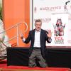 Robert De Niro recebe homenagem e deixa as marcas dos seus pés e das suas mãos em frente ao Chinese Theatre, em Hollywood, em 4 de fevereiro de 2013