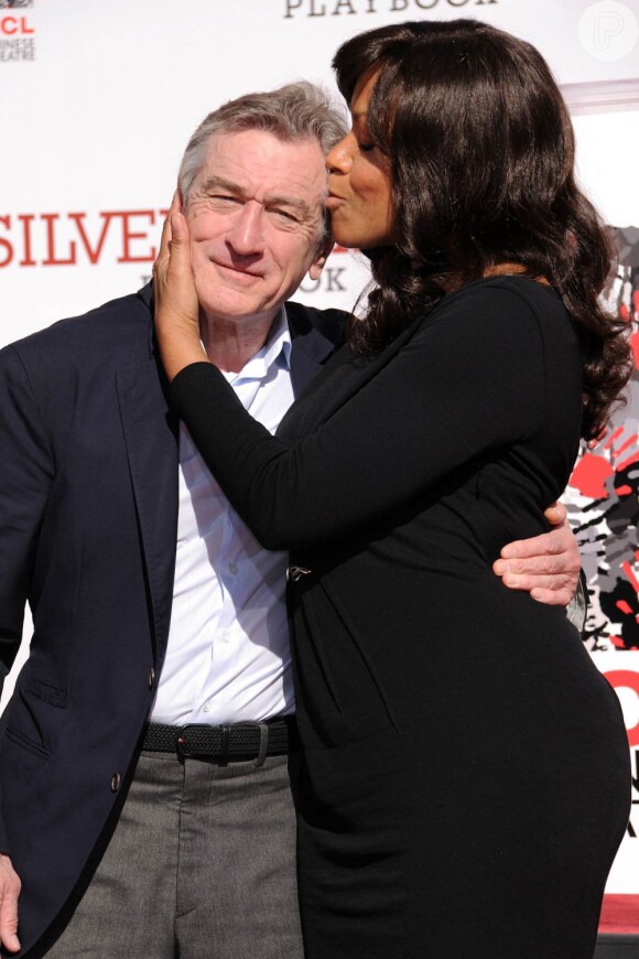 Robert De Niro recebe beijo de sua mulher, Grace Hightower