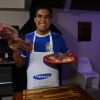 André Marques prepara as carnes para o churrasco em sua casa