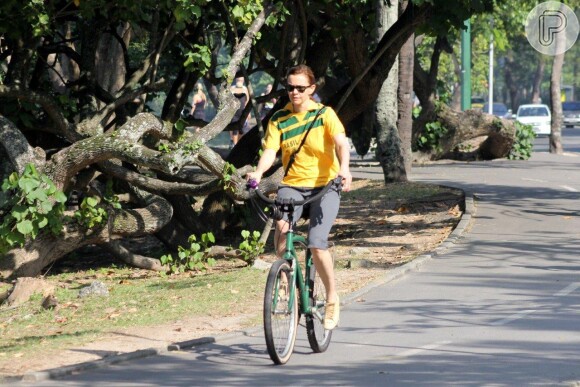 Julia Lemmertz anda de bicicleta, com camisa do Brasil, na Lagoa Rodrigo de Freitas, Zona Sul do Rio de Janeiro