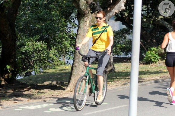 Julia Lemmertz foi fotografada andando de bicicleta sozinha no Rio