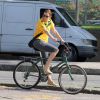 Julia Lemmertz anda de bicicleta, com camisa do Brasil, na Lagoa Rodrigo de Freitas, Zona Sul do Rio de Janeiro