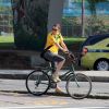 Julia Lemmertz anda de bicicleta, com camisa do Brasil, na Lagoa Rodrigo de Freitas, Zona Sul do Rio de Janeiro
