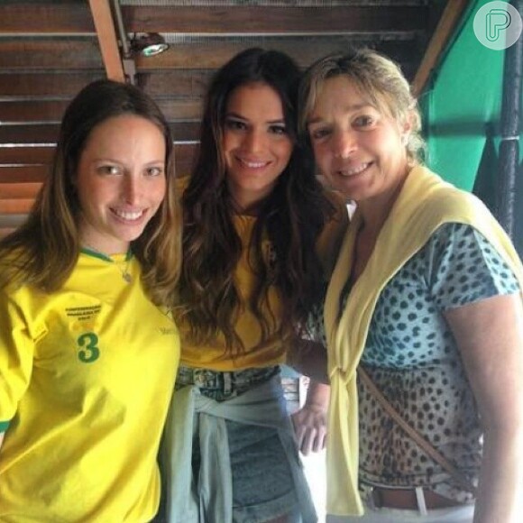 Bruna Marquezine é atenciosa com fãs em restaurante de Fortaleza