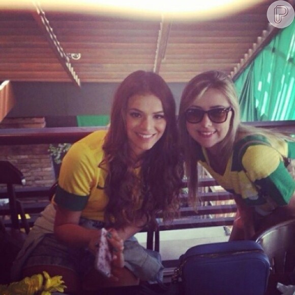 Bruna Marquezine almoça em restaurante de Fortaleza antes de assistir ao jogo da Seleção Brasileira contra a Colômbia (4 de julho de 2014)