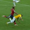 Neymar caiu no chão após a joelhada recebida