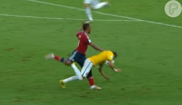 Neymar caiu no chão após a joelhada recebida