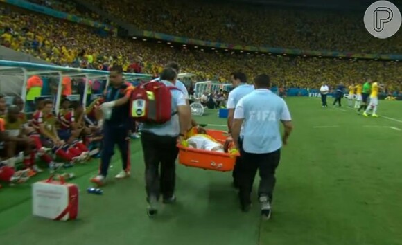 Neymar deixou o campo do estádio Castelão em uma maca